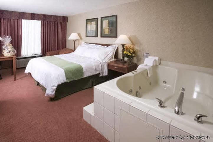 Rodeway Inn Акрън Стая снимка